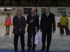 Reprezentačný tréner Júlis Šupler (vľavo), primátor Prešova Milan Benč (uprostred) a prezident HK Lietajúce kone Marián Troliga počas slávnostného krstu novej ľadovej plochy